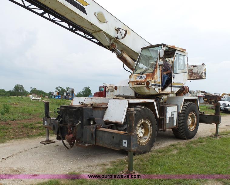 image for item L2039 P & H Omega 122 crane