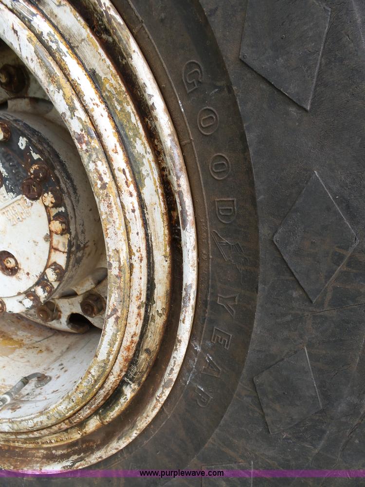 image for item L2039 P & H Omega 122 crane