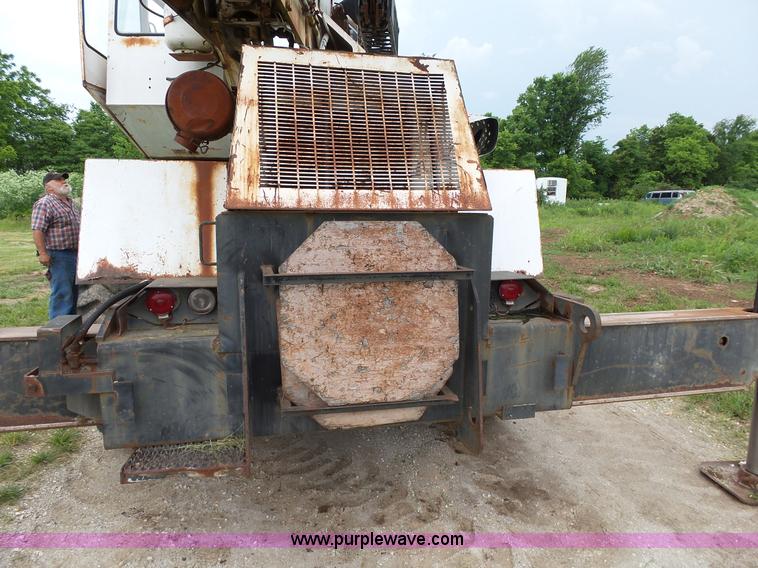 image for item L2039 P & H Omega 122 crane