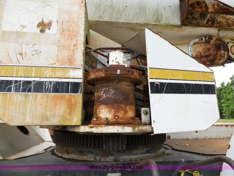 image for item L2039 P & H Omega 122 crane