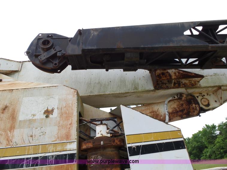 image for item L2039 P & H Omega 122 crane