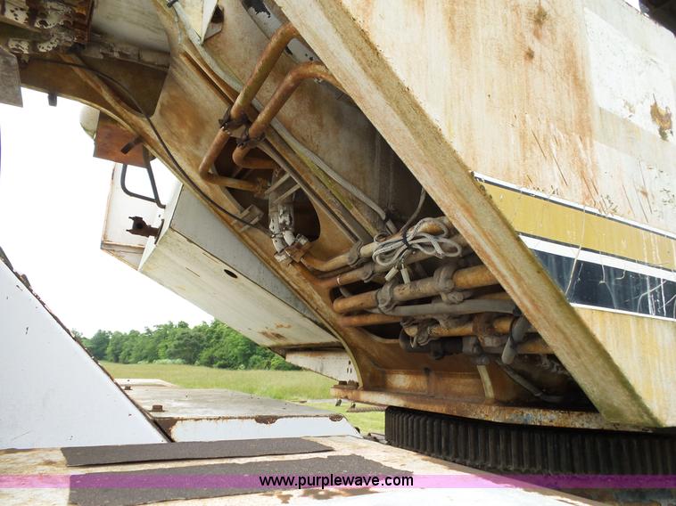 image for item L2039 P & H Omega 122 crane