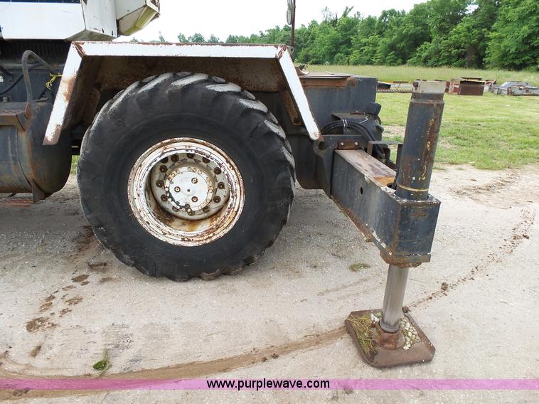 image for item L2039 P & H Omega 122 crane