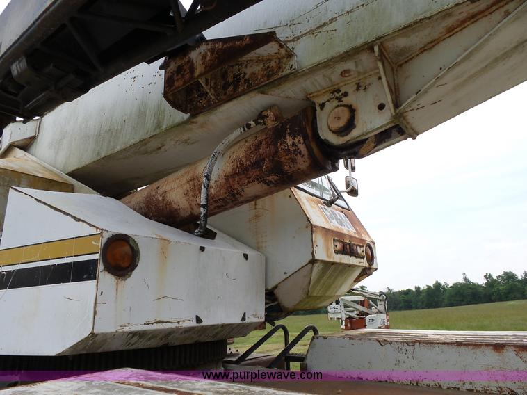 image for item L2039 P & H Omega 122 crane