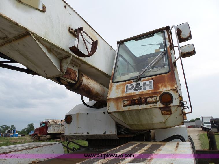 image for item L2039 P & H Omega 122 crane