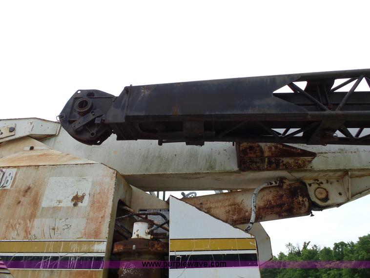 image for item L2039 P & H Omega 122 crane