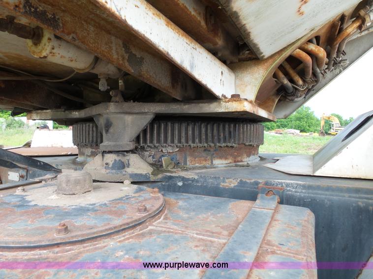 image for item L2039 P & H Omega 122 crane