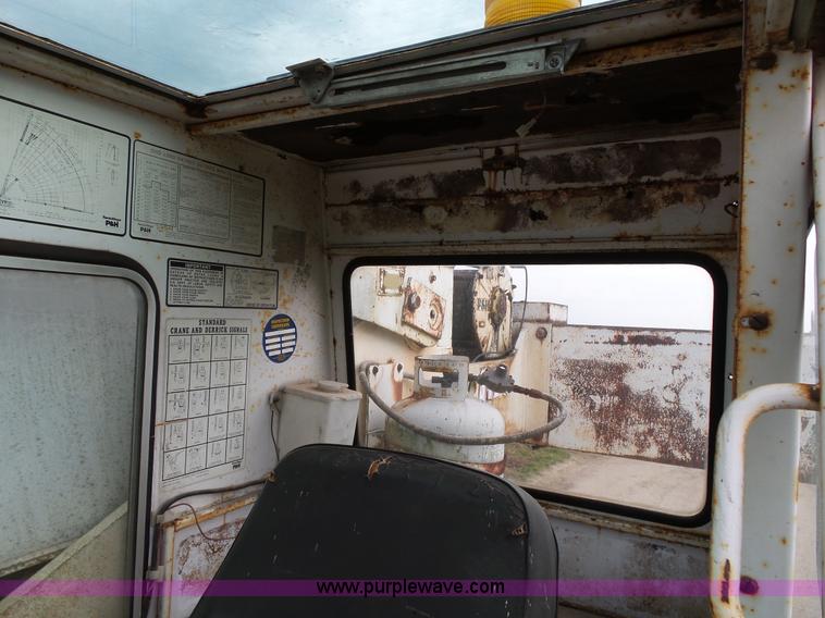 image for item L2039 P & H Omega 122 crane