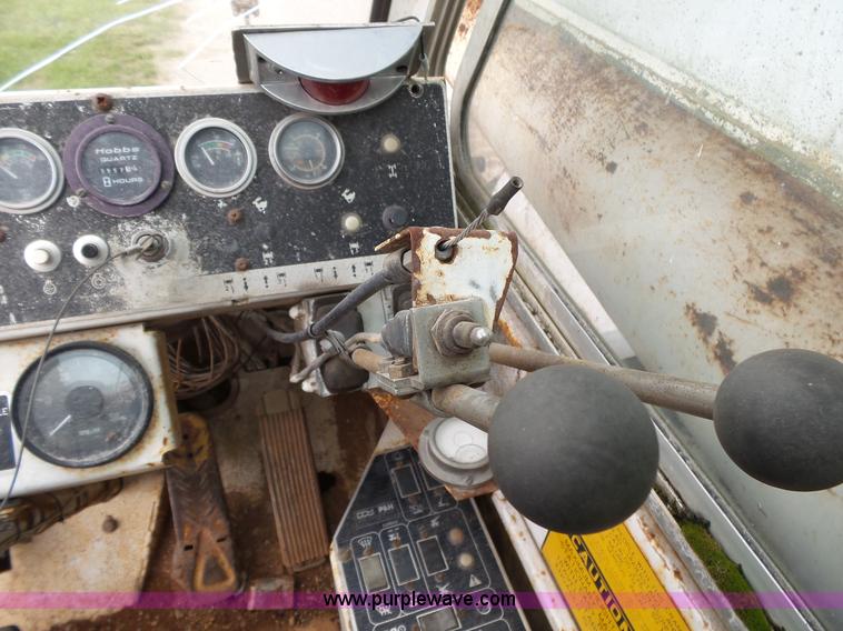 image for item L2039 P & H Omega 122 crane