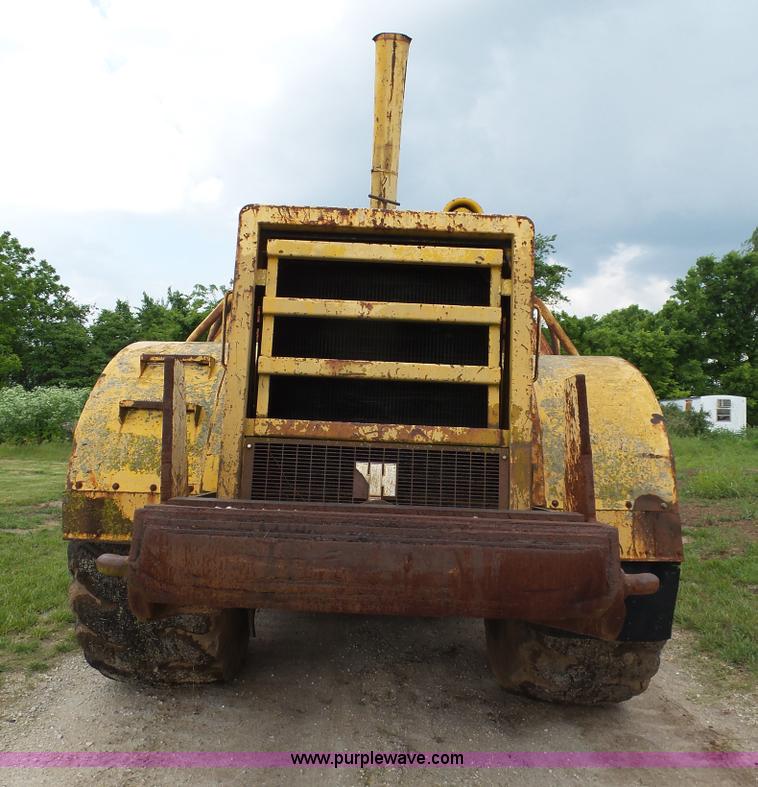 image for item L2044 International 433 Pay Scraper conventional scraper