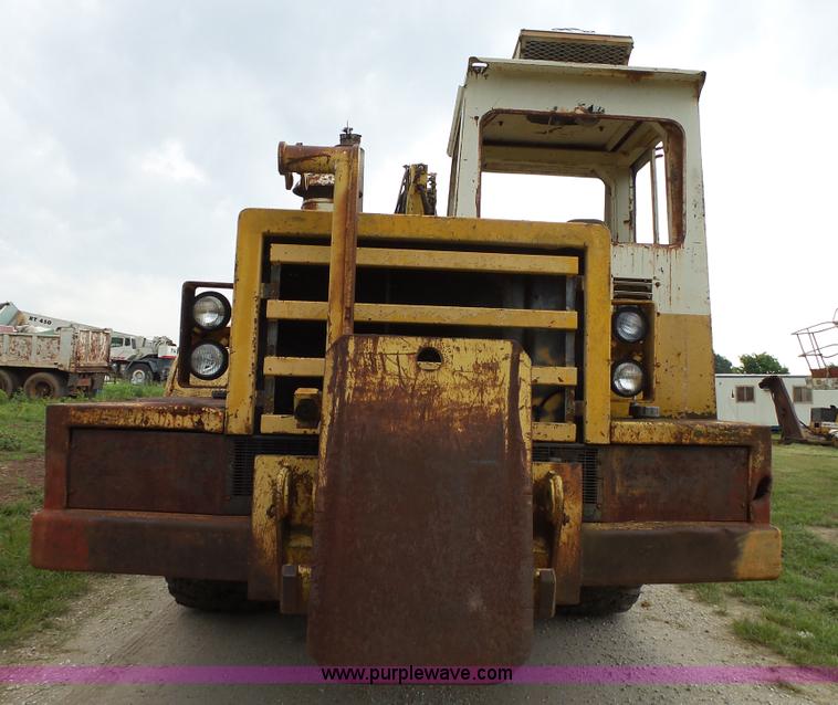 image for item L2044 International 433 Pay Scraper conventional scraper