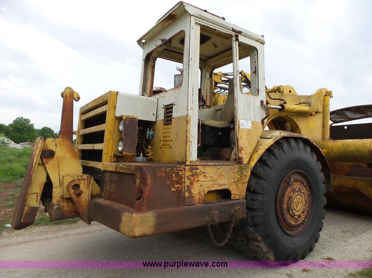 image for item L2044 International 433 Pay Scraper conventional scraper