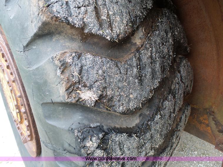 image for item L2044 International 433 Pay Scraper conventional scraper