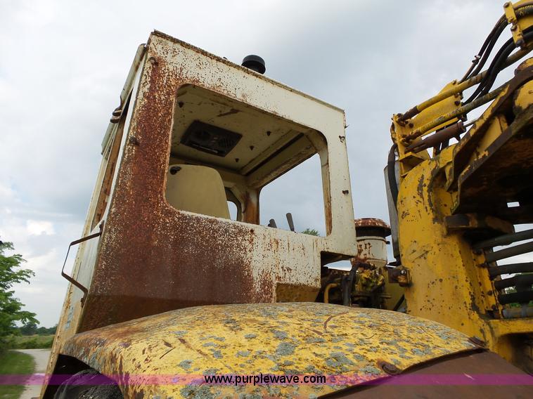 image for item L2044 International 433 Pay Scraper conventional scraper