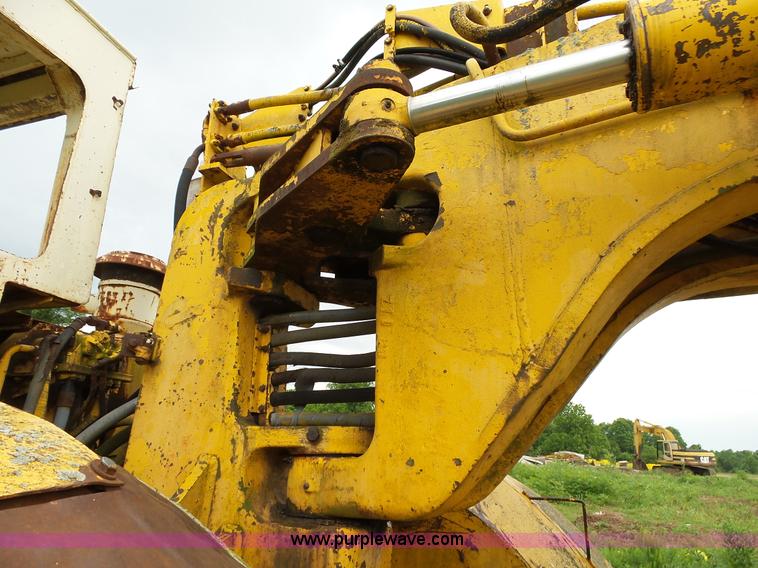 image for item L2044 International 433 Pay Scraper conventional scraper