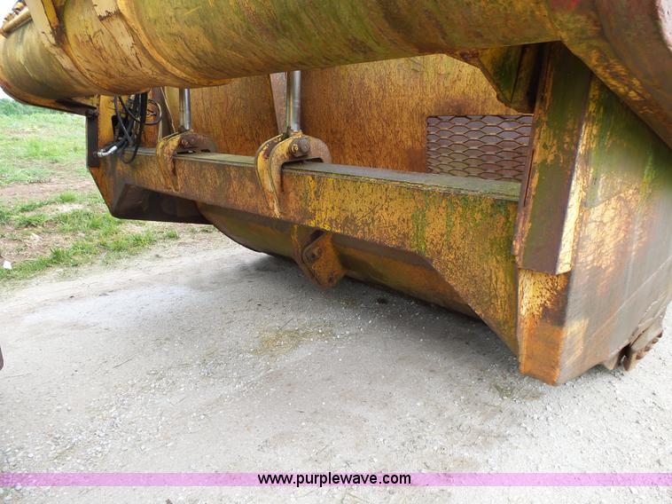 image for item L2044 International 433 Pay Scraper conventional scraper