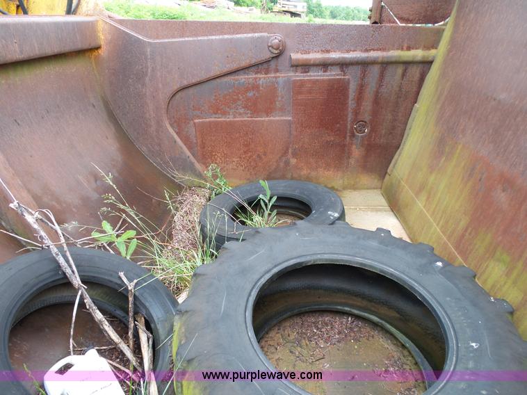 image for item L2044 International 433 Pay Scraper conventional scraper