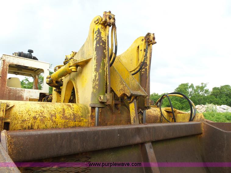 image for item L2044 International 433 Pay Scraper conventional scraper