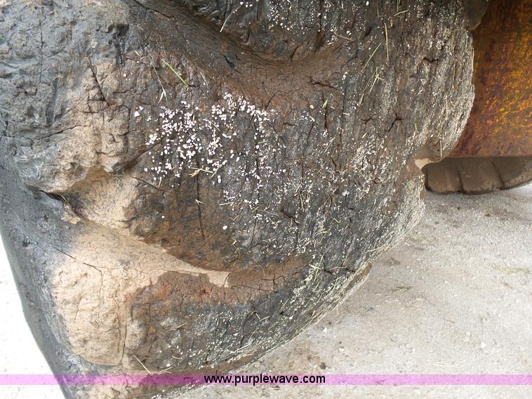 image for item L2044 International 433 Pay Scraper conventional scraper