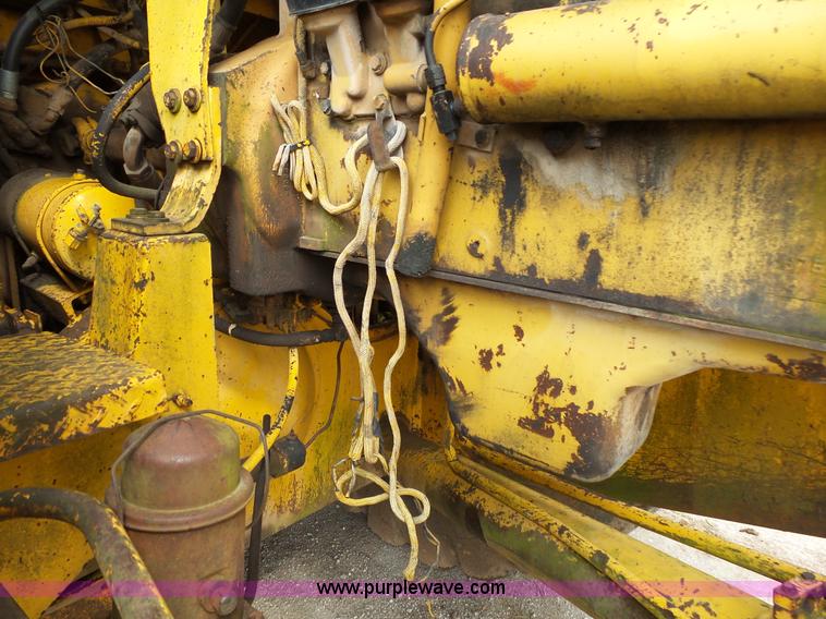 image for item L2044 International 433 Pay Scraper conventional scraper