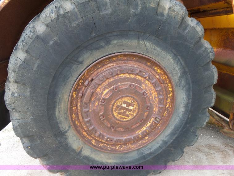 image for item L2044 International 433 Pay Scraper conventional scraper