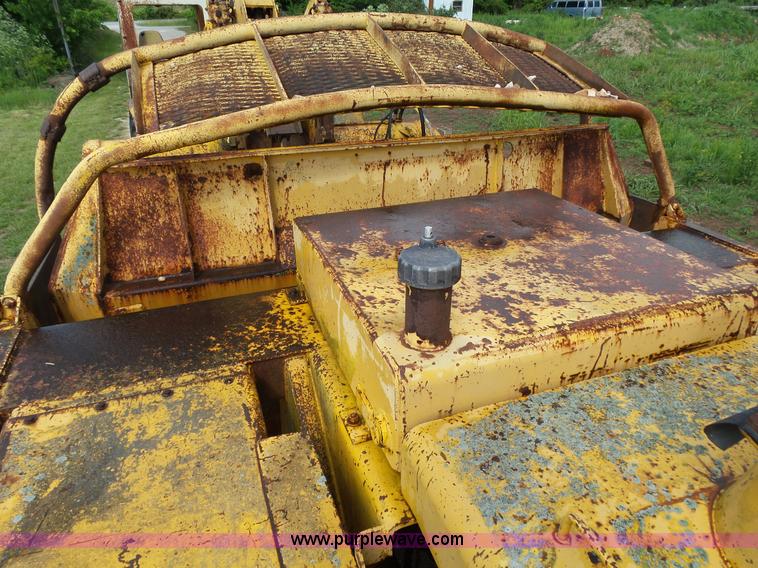 image for item L2044 International 433 Pay Scraper conventional scraper