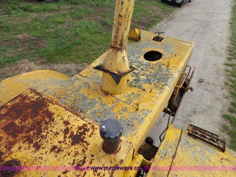 image for item L2044 International 433 Pay Scraper conventional scraper