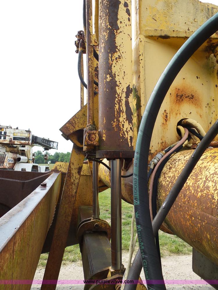 image for item L2044 International 433 Pay Scraper conventional scraper