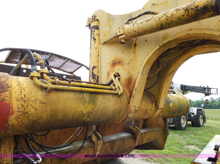 image for item L2044 International 433 Pay Scraper conventional scraper