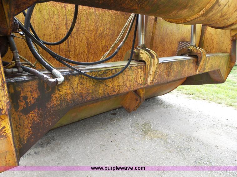 image for item L2044 International 433 Pay Scraper conventional scraper