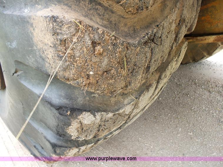 image for item L2044 International 433 Pay Scraper conventional scraper