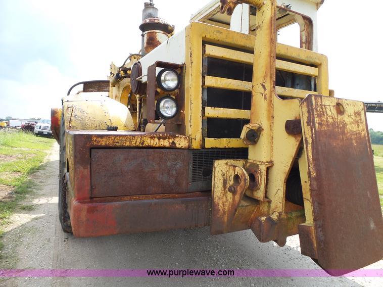 image for item L2044 International 433 Pay Scraper conventional scraper