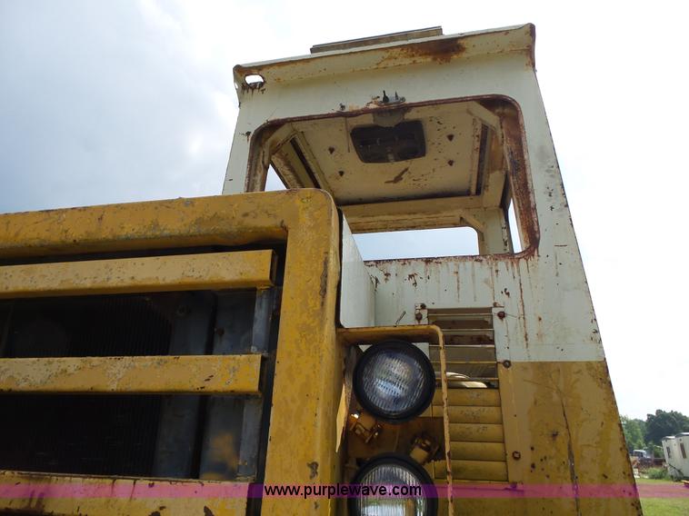 image for item L2044 International 433 Pay Scraper conventional scraper