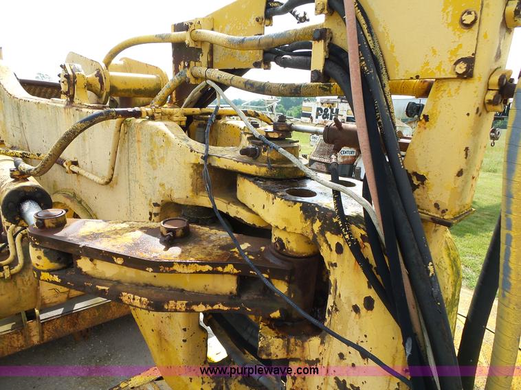 image for item L2044 International 433 Pay Scraper conventional scraper