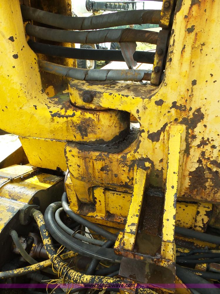 image for item L2044 International 433 Pay Scraper conventional scraper