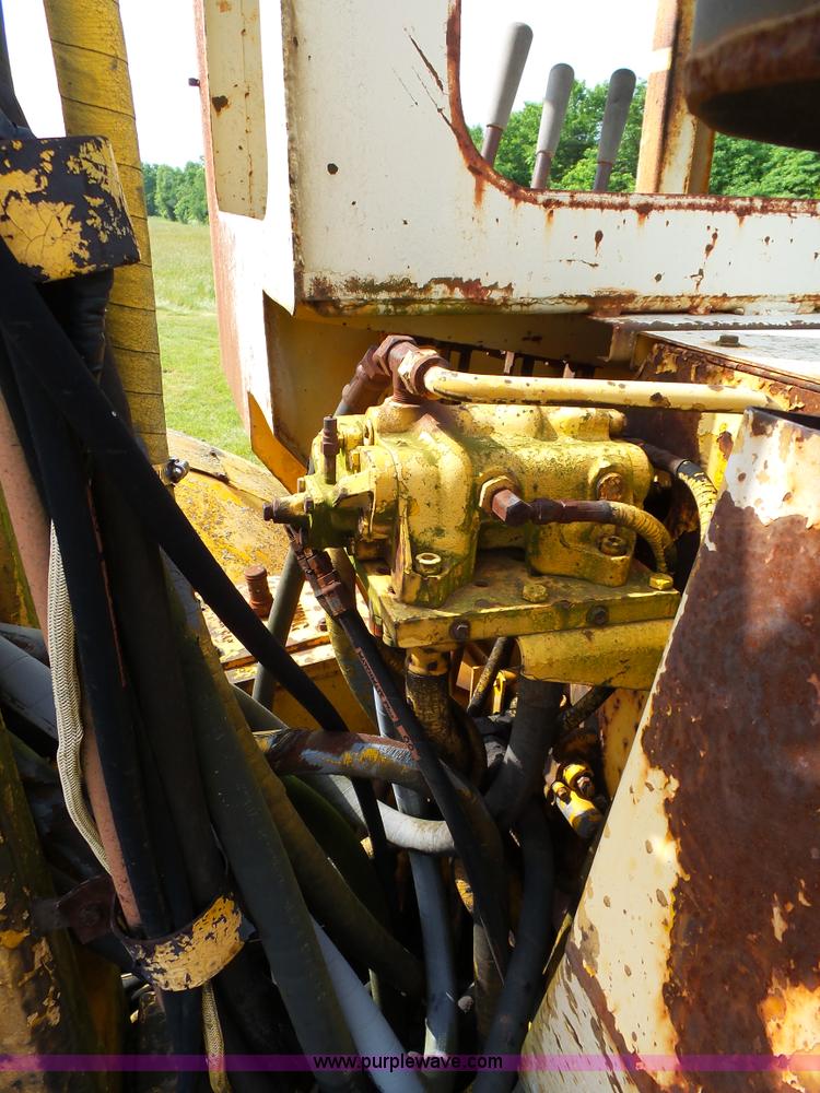 image for item L2044 International 433 Pay Scraper conventional scraper