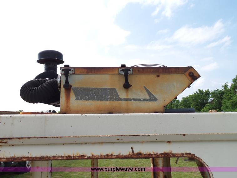 image for item L2044 International 433 Pay Scraper conventional scraper