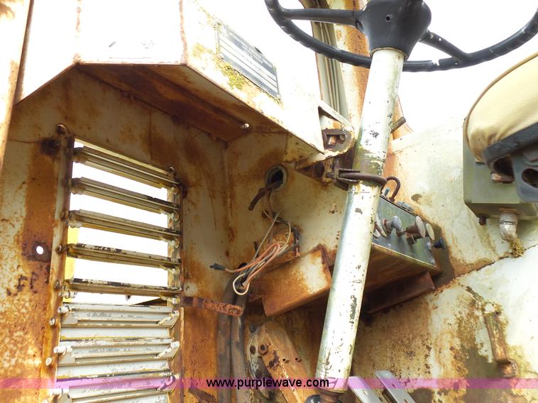 image for item L2044 International 433 Pay Scraper conventional scraper