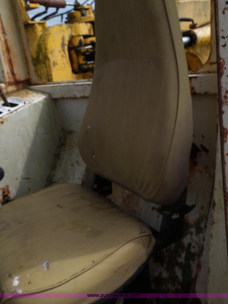 image for item L2044 International 433 Pay Scraper conventional scraper