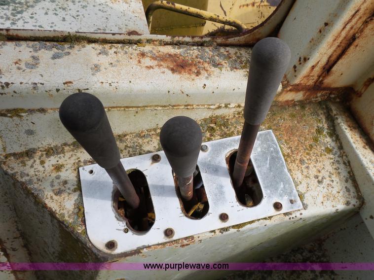 image for item L2044 International 433 Pay Scraper conventional scraper