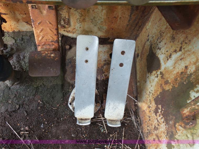 image for item L2044 International 433 Pay Scraper conventional scraper