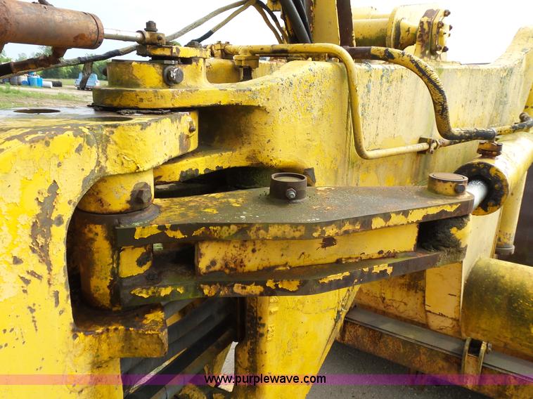 image for item L2044 International 433 Pay Scraper conventional scraper