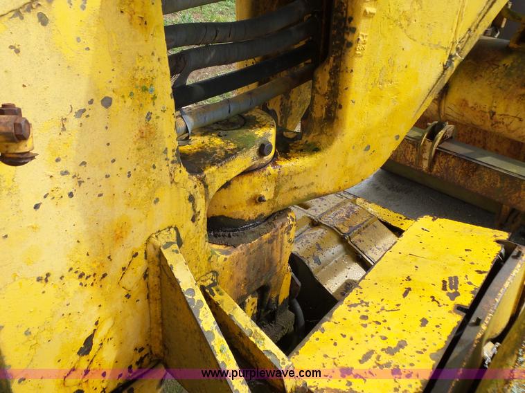 image for item L2044 International 433 Pay Scraper conventional scraper