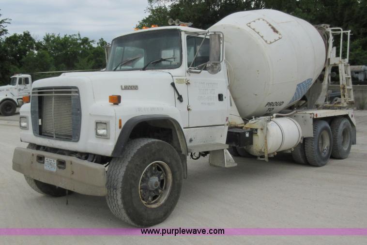 image for item L2750 1995 Ford LT9000 mixer truck