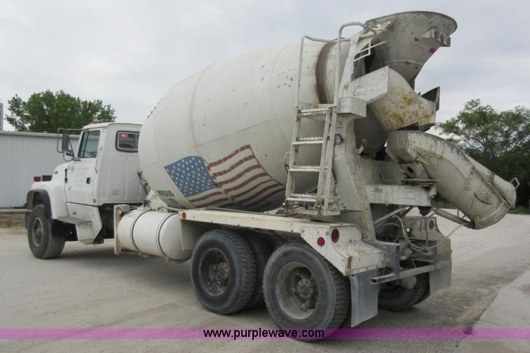 image for item L2750 1995 Ford LT9000 mixer truck