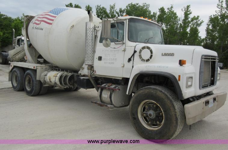 image for item L2750 1995 Ford LT9000 mixer truck