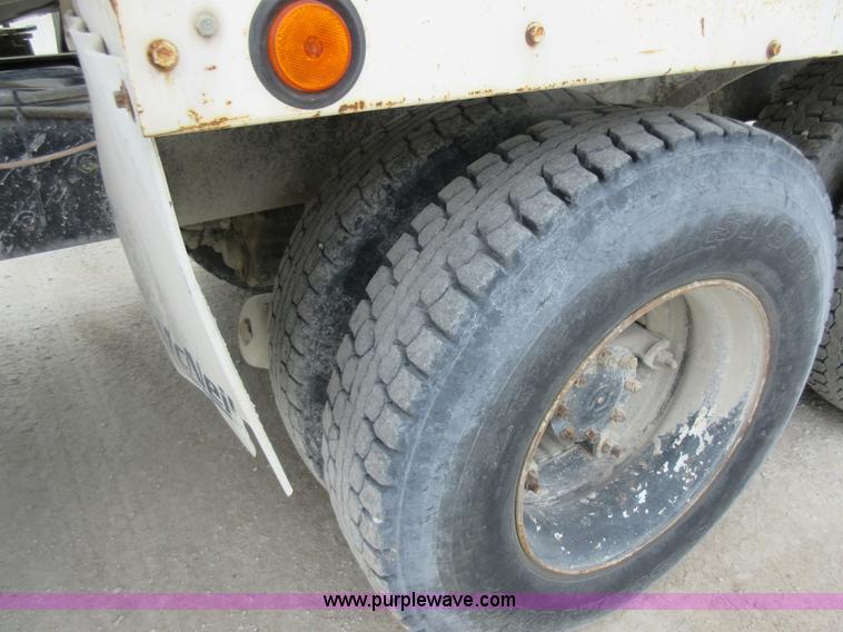 image for item L2750 1995 Ford LT9000 mixer truck