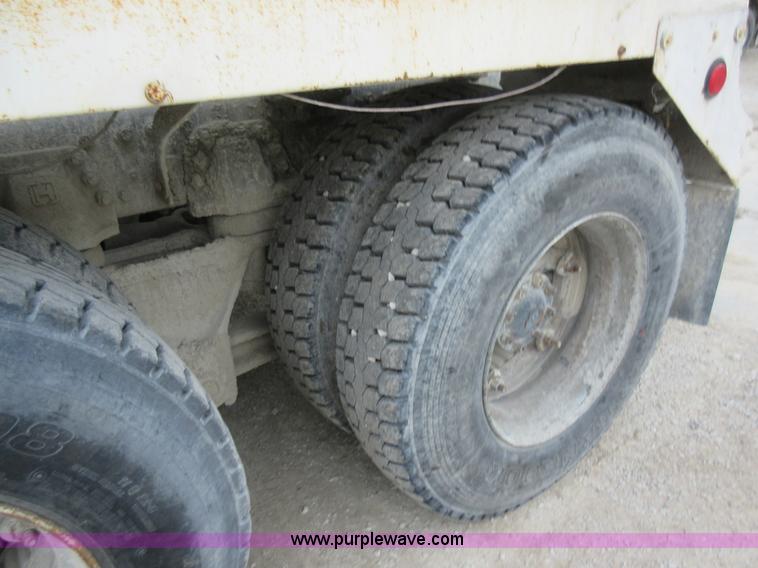 image for item L2750 1995 Ford LT9000 mixer truck