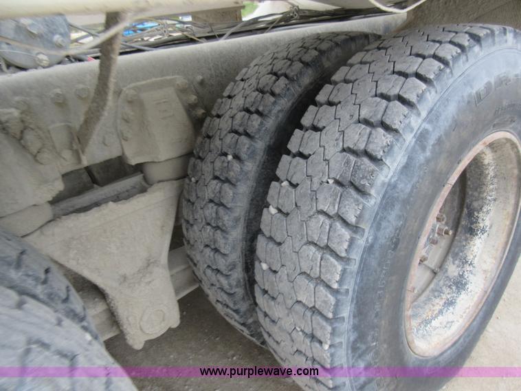 image for item L2750 1995 Ford LT9000 mixer truck