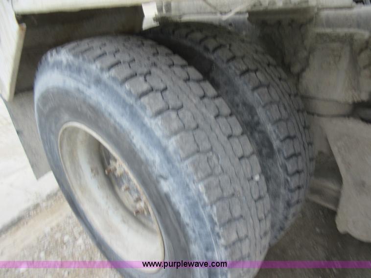 image for item L2750 1995 Ford LT9000 mixer truck